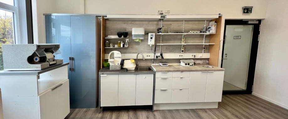 funktionelle Gipsküche mit Eingangsdesinfektion und zentraler Annahmestelle für Modelle