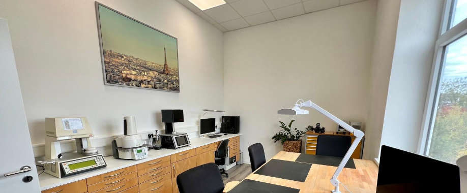 Keramikraum für Oraldesign mit Keramiköfen, in denen filigrane Schichttechniken entstehen