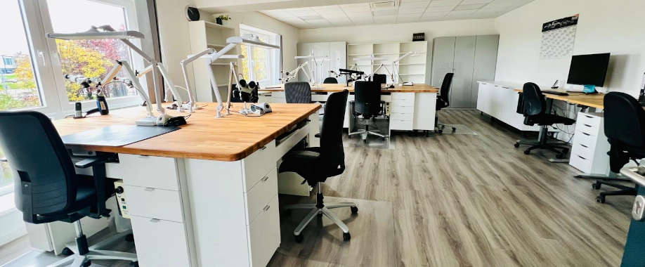 Arbeitstische unserer Zahntechniker