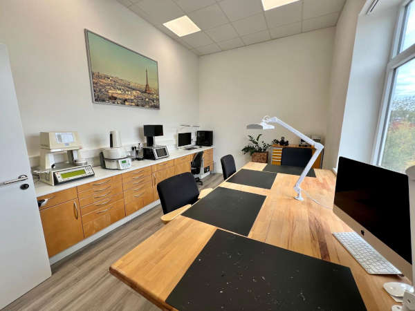 Im Keramikraum entstehen perfekte Bedingungen für optimale Verblendungen und filigrane Schichttechniken