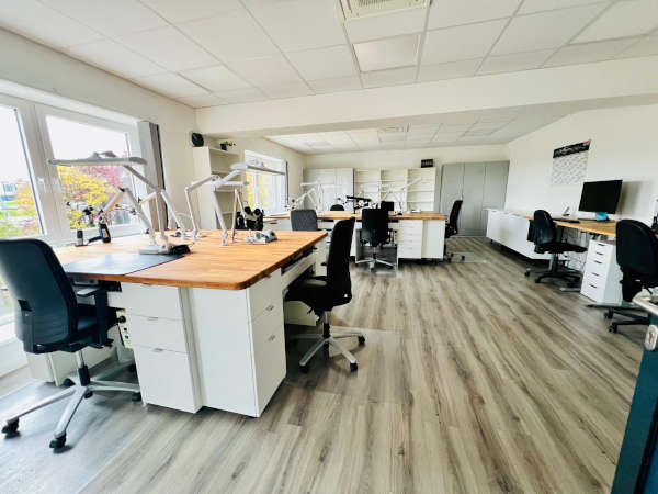 Arbeitstische unserer Zahntechniker